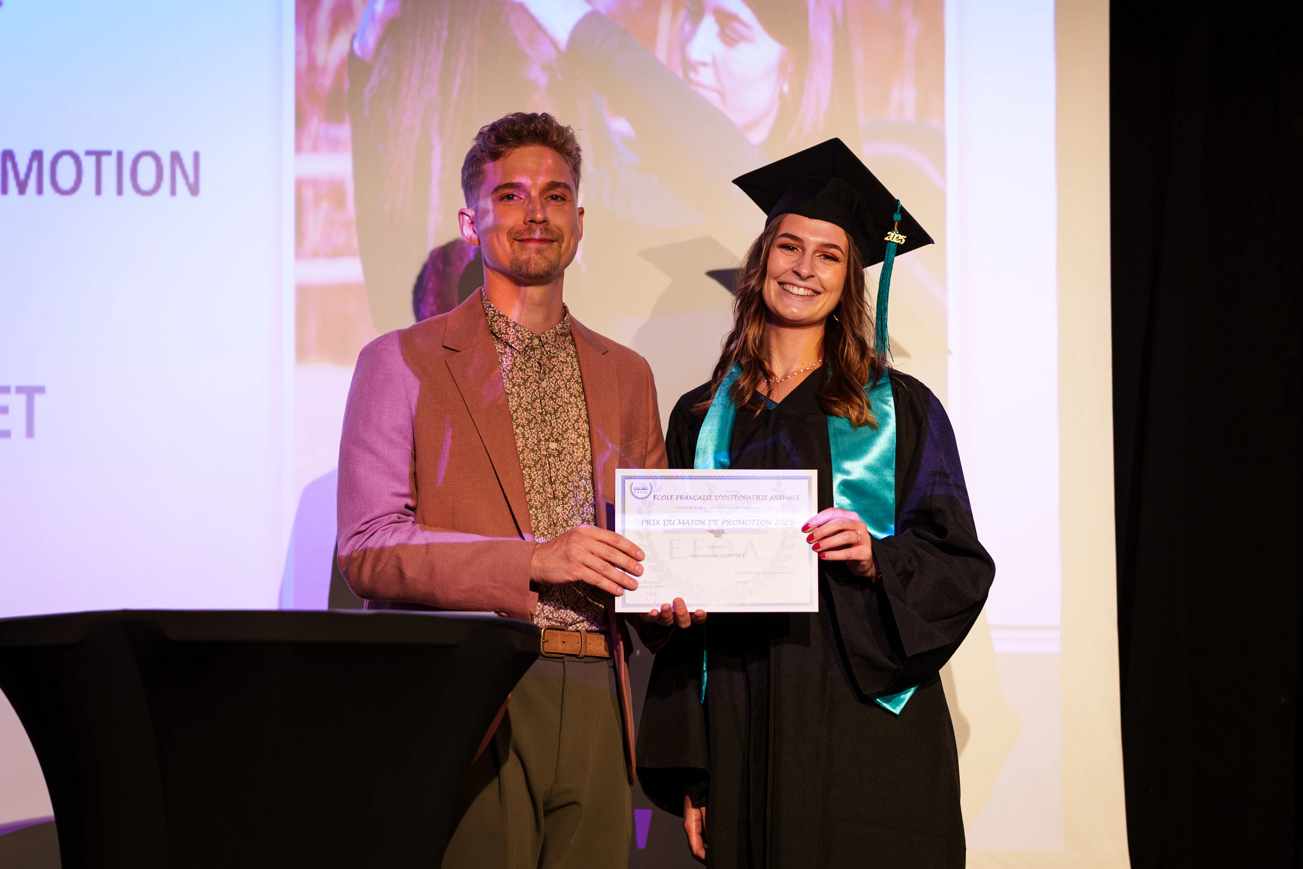 Laure Ligonnet reçoit son diplôme d'ostéopathe pour animaux de l'EFOA